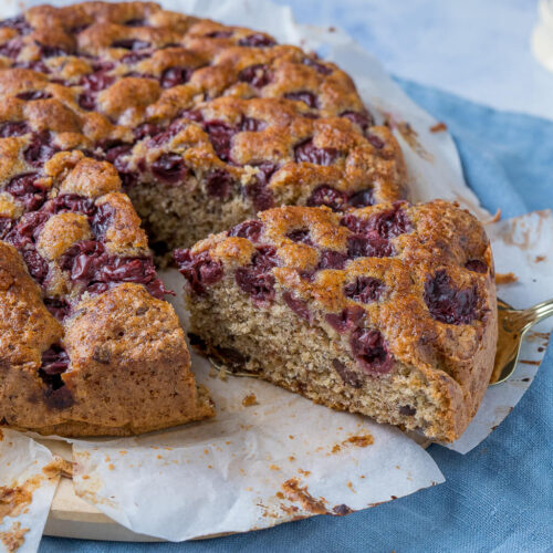 Saftiger Nusskuchen mit Kirschen und Schokolade