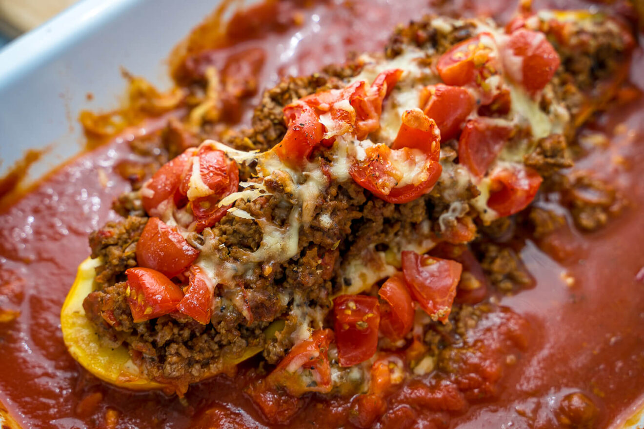 Mit Hackfleisch gefüllte Zucchini - mit Käse überbacken - so einfach ...