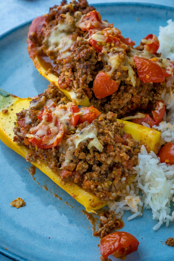 Mit Hackfleisch gefüllte Zucchini - mit Käse überbacken - so einfach ... Mit Hackfleisch gefüllte Zucchini - mit Käse überbacken - so einfach ...
