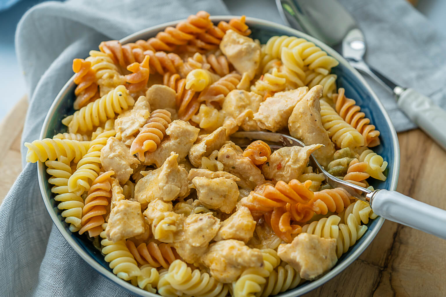 Pasta mit Senfsauce und Hähnchen