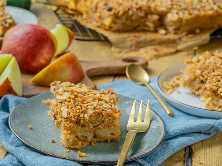 Weicher Apfelkuchen mit knusprigem Haselnusskrokant – köstlicher Herbstkuchen