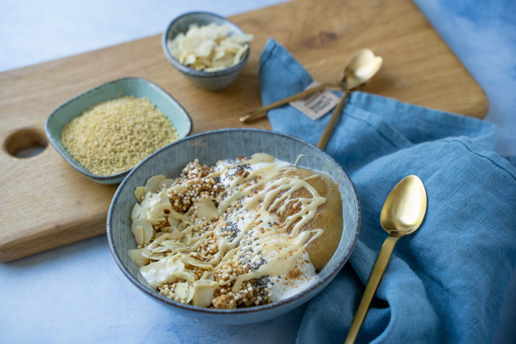 Probiere das einfache Rezepte für Hirse Porridge mit Apfel und Zimt 