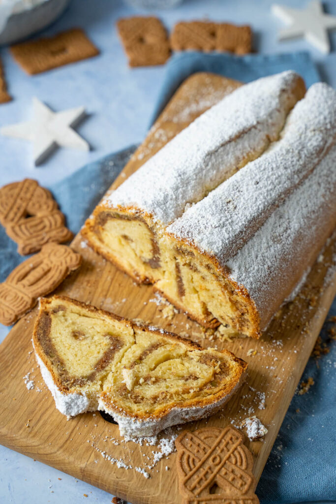 Saftiger Stollen ohne Rosinen: Rezept für Spekulatius Marzipan Stollen