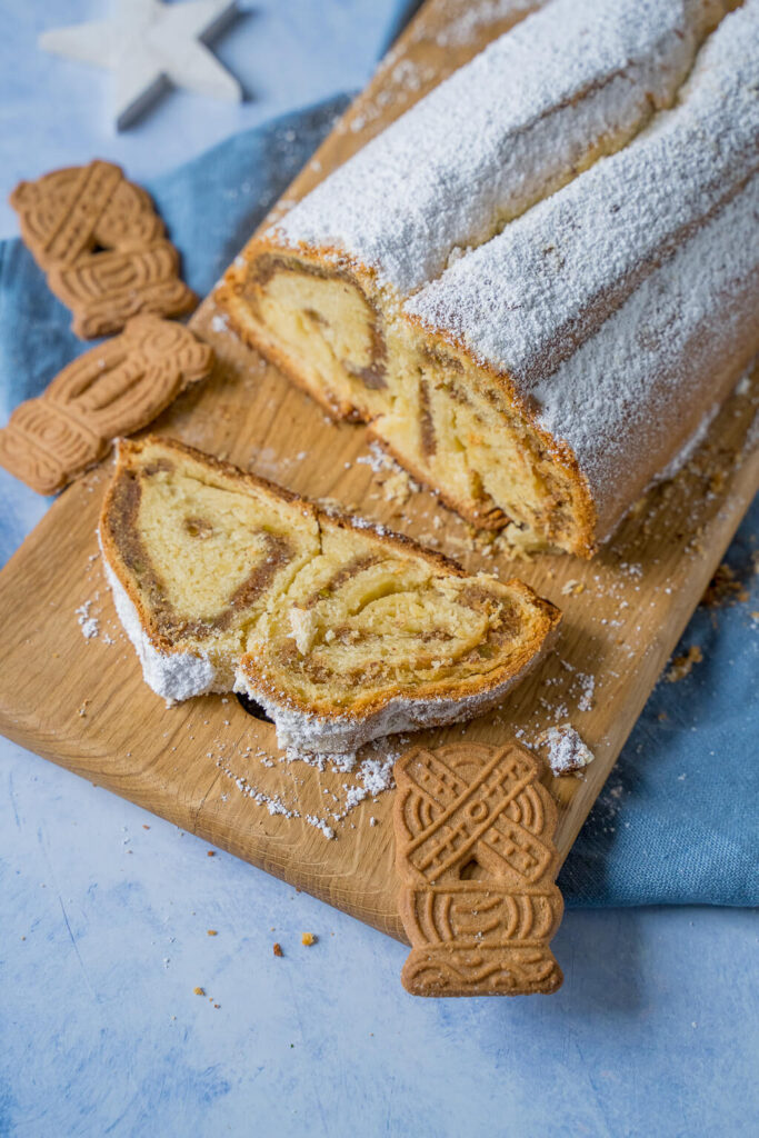 Quarkstollen mit Marzipanfüllung