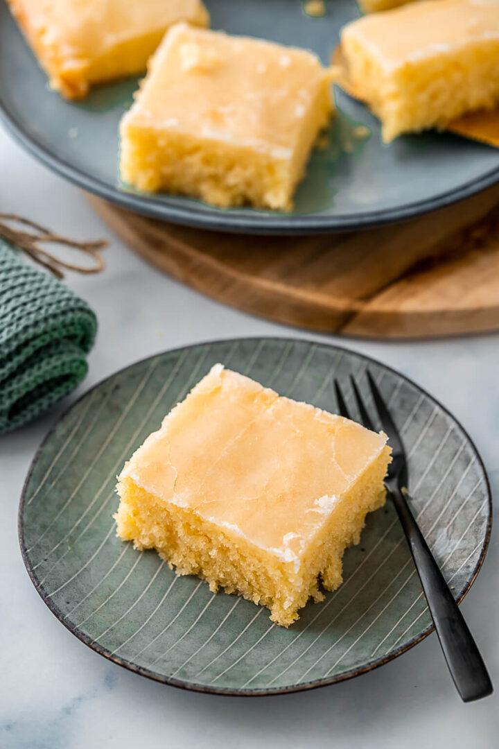 Der beste Zitronenkuchen vom Blech - einfaches Rezept für den Knaller ... Der beste Zitronenkuchen vom Blech - einfaches Rezept für den Knaller ...