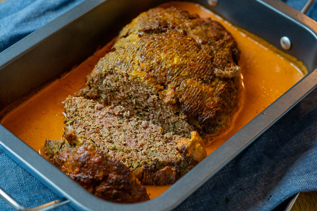 Hackbraten aus dem Ofen - einfaches Familienrezept mit Sauce Hackbraten aus dem Ofen - einfaches Familienrezept mit Sauce