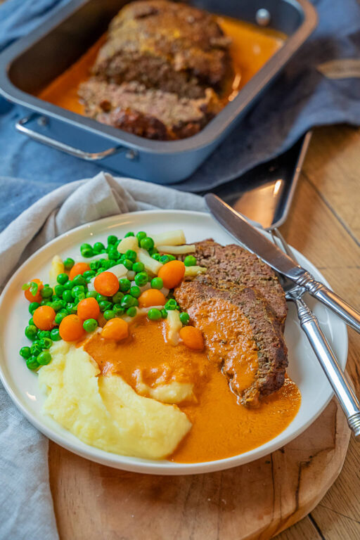 Hackbraten aus dem Ofen - einfaches Familienrezept mit Sauce Hackbraten aus dem Ofen - einfaches Familienrezept mit Sauce