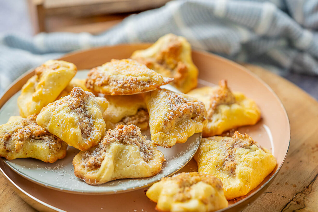 Saftige Mandelhütchen - gefüllte Mürbeteigplätzchen backen