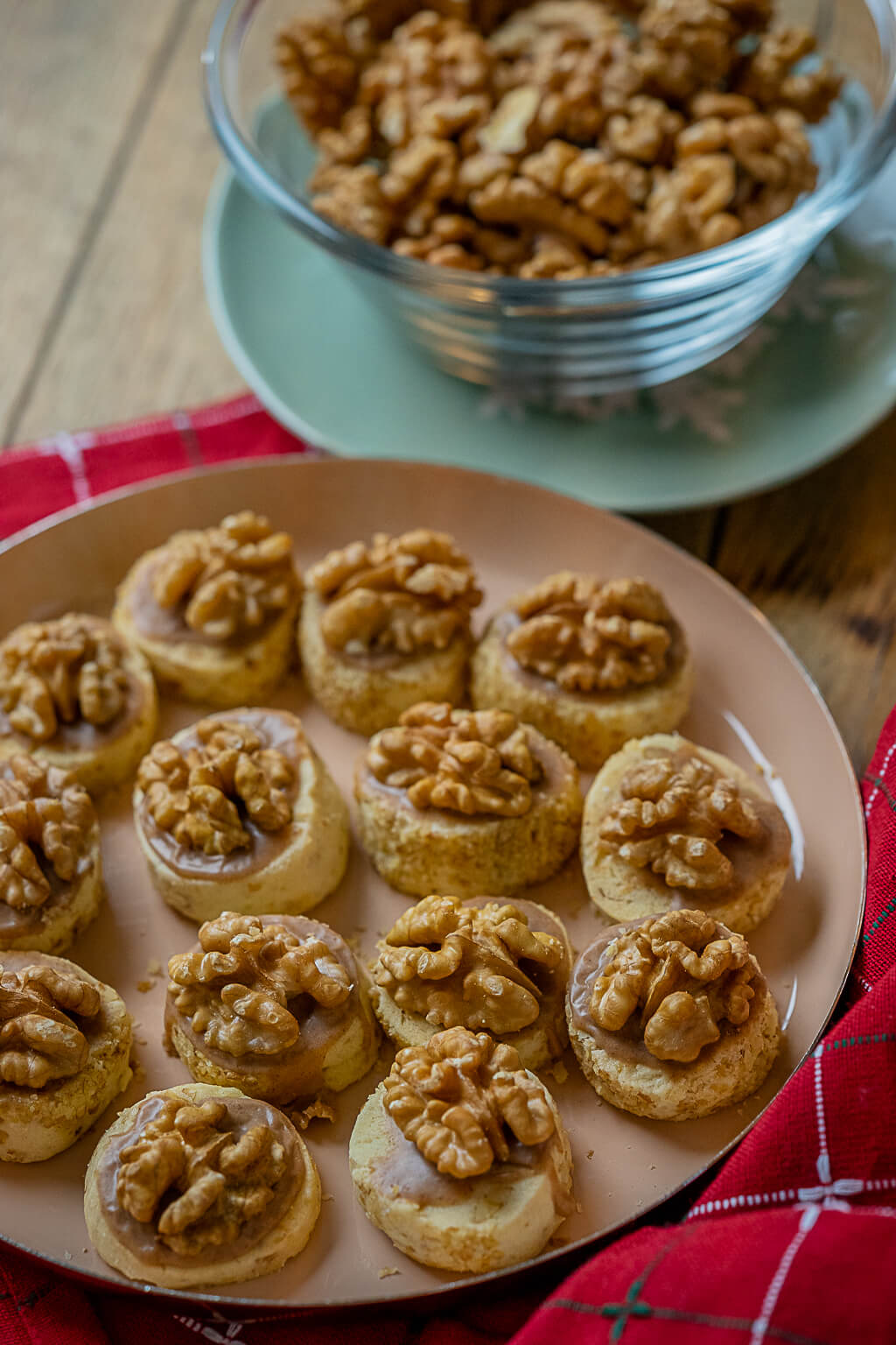 Walnusstaler Rezept - Leckere Nussplätzchen ohne Ausstechen Walnusstaler Rezept - Leckere Nussplätzchen ohne Ausstechen