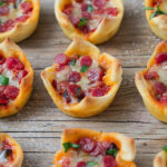 Perfektes Fingerfood für deinen Silvesterabend! Mit diesen kleinen Pizza Muffins hast du den idealen Snack für den Start in das neue Jahr.