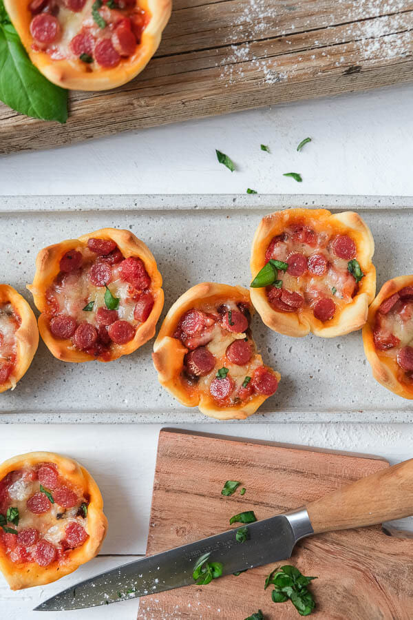Leckere Pizzamuffins mit Salami