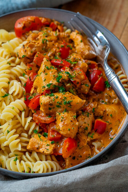 Paprika-Sahne-Hähnchen mit extra Sauce auf einem Teller
