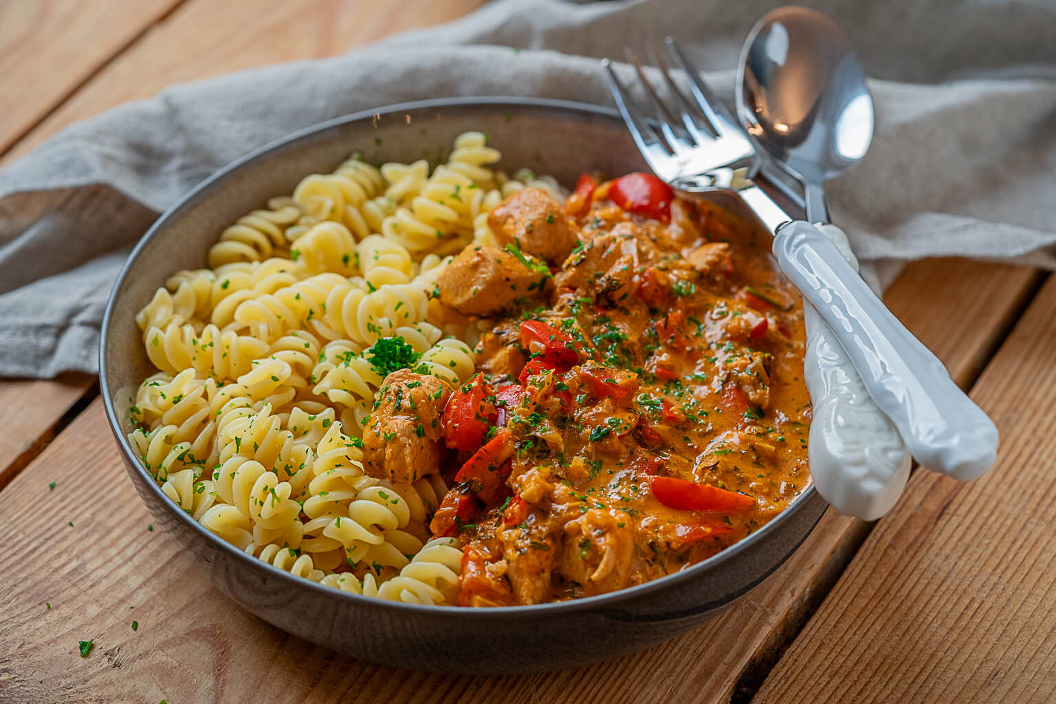 So einfach kochst du das Paprika-Rahm Hähnchen ohne Fix