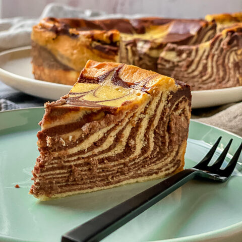 Klein, aber fein: Der Zebra-Käsekuchen für die kleine Springform wird mit Quark und Frischkäse gebacken und schmeckt super cremig!