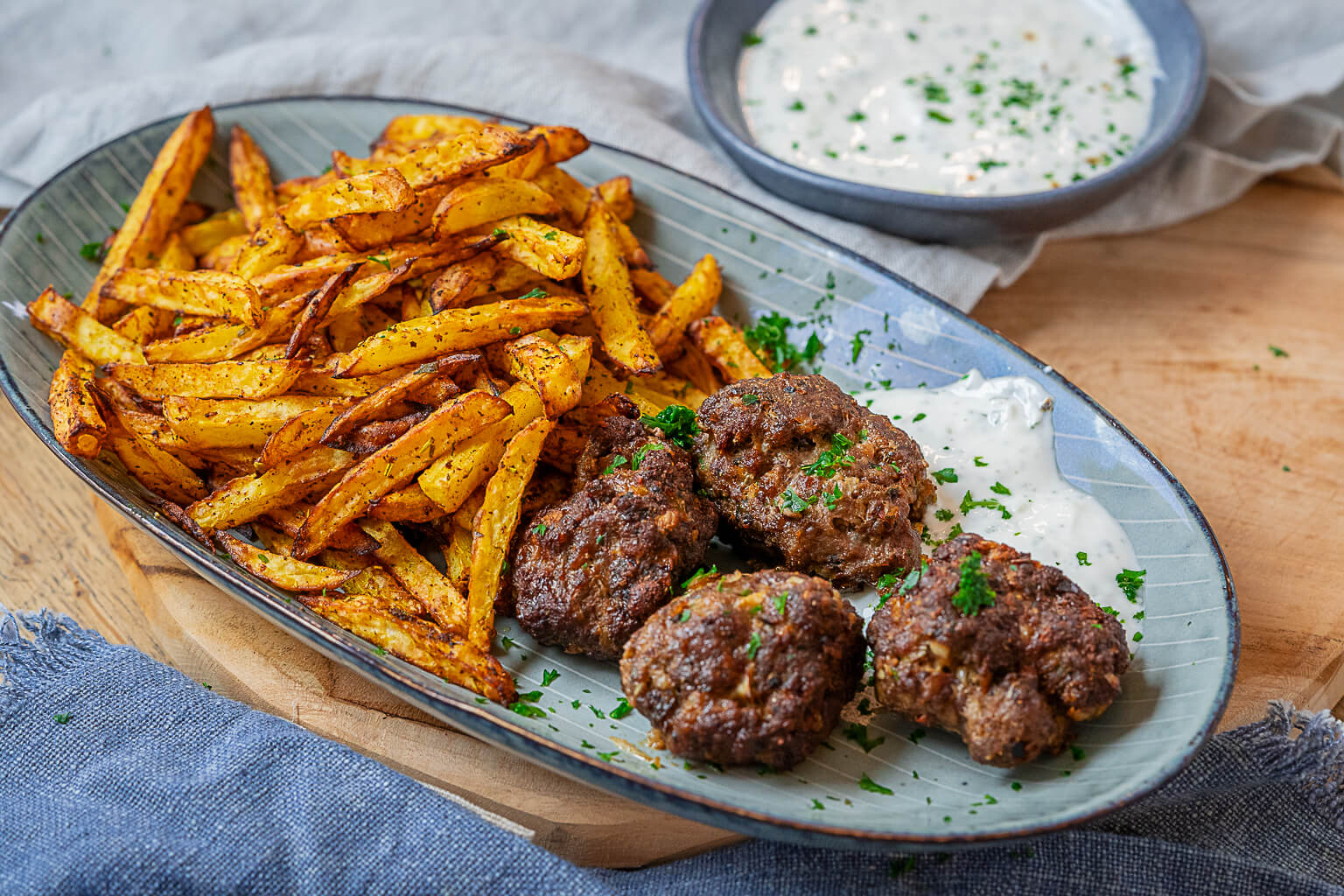 Köfte mit Pommes und Cacik