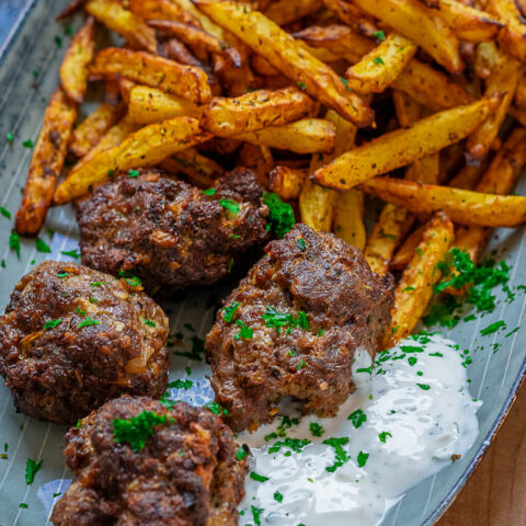 Köfte mit Pommes und Knoblauch Joghurt Dip
