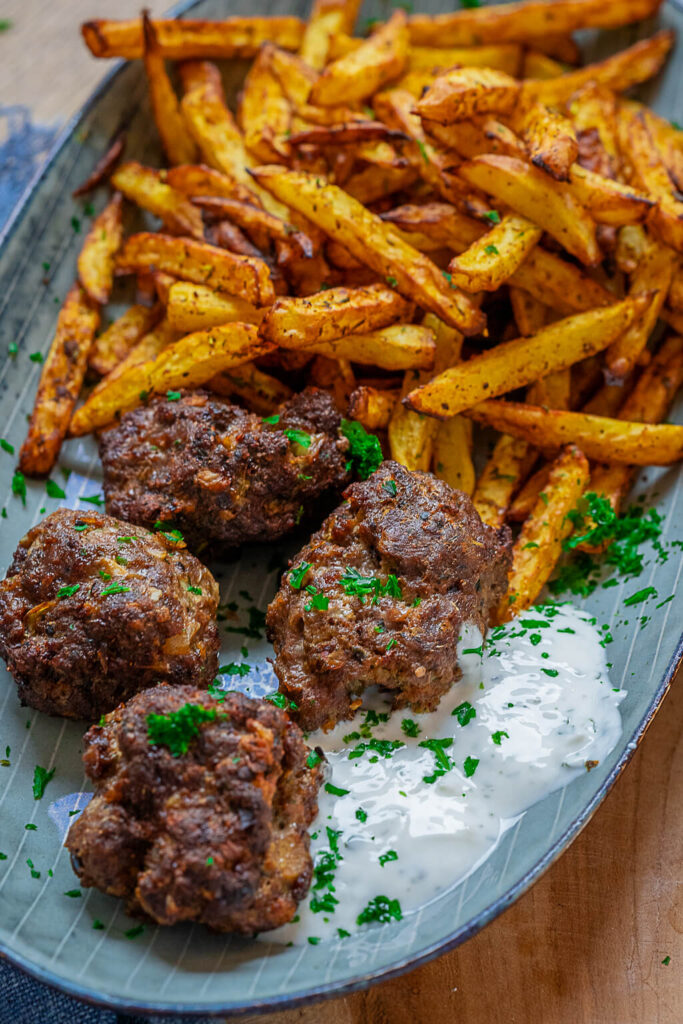 Köfte mit Pommes und Knoblauch Joghurt Dip