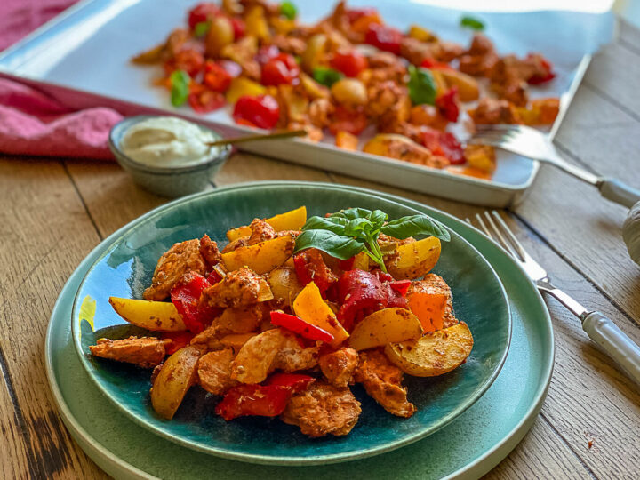 Schnelles Ofengemüse mit Quark – Pesto Hähnchen mit Paprika und Kartoffeln