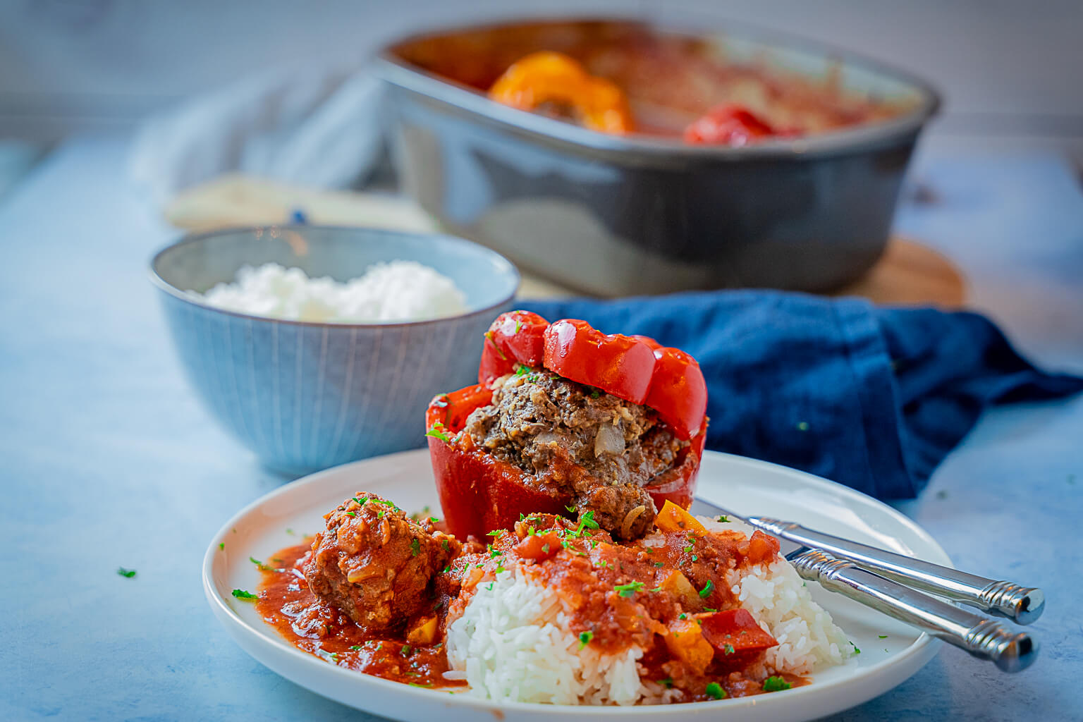 Gefüllte Paprika mit Hackfleisch und Tomatensoße aus dem Backofen ...