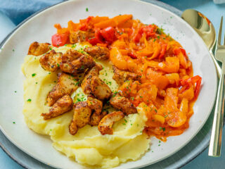 Super lecker und schnell gekocht - Paprikagemüse mit Kartoffelpüree und Hähnchen