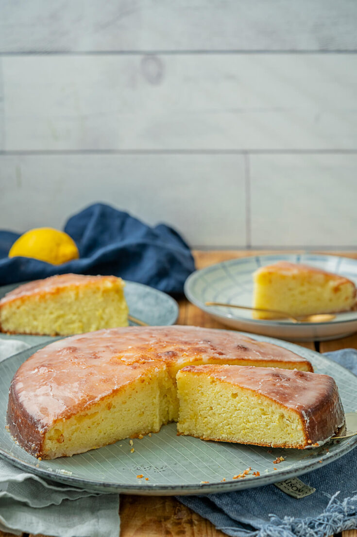 Saftigster Zitronenkuchen - rund, weich und mit Sirup getränkt ...