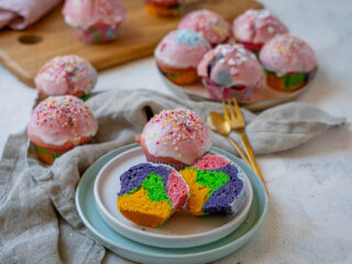 Leckere Regenbogen Muffins - einfaches Rezept zum selber Backen