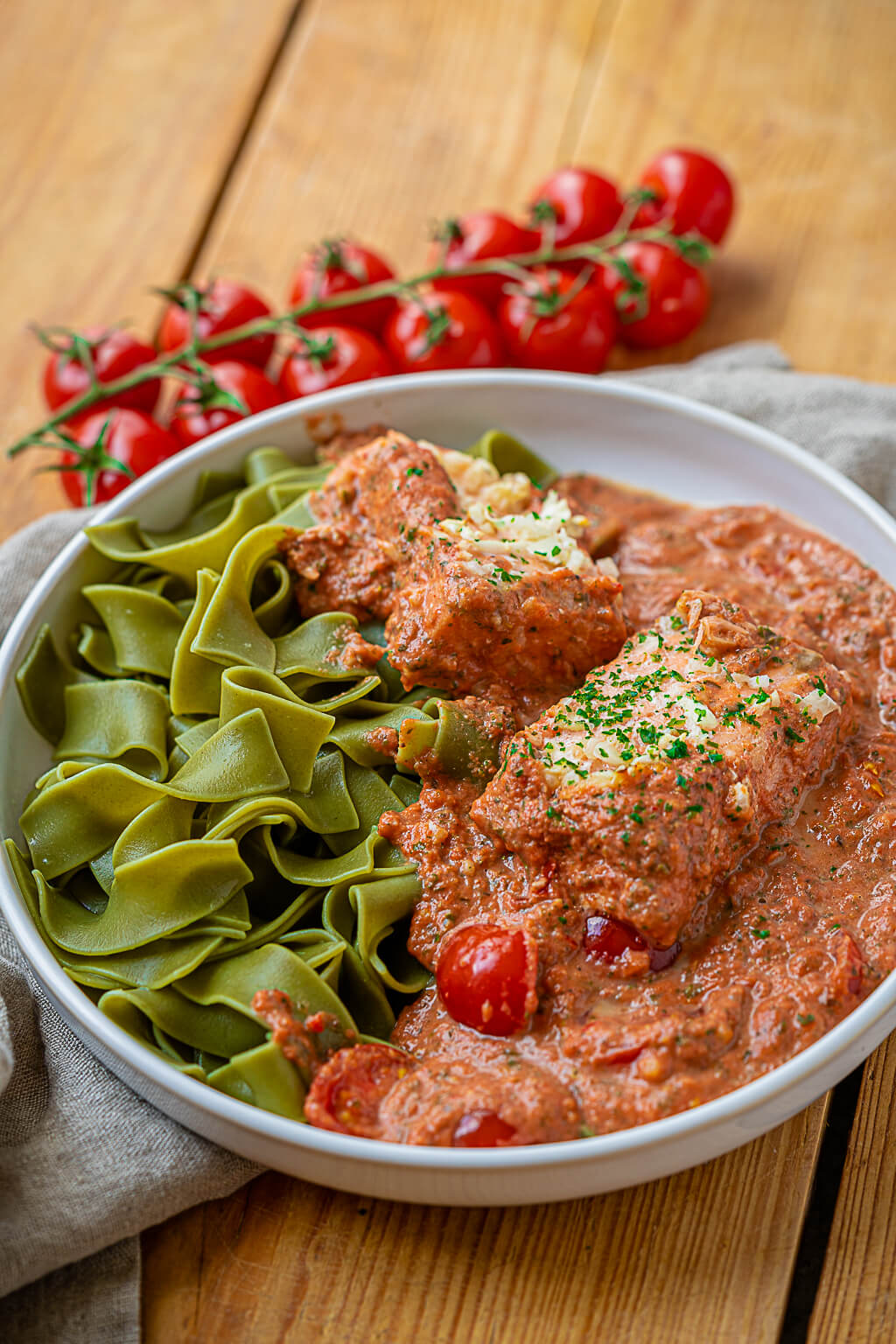 Lachs im Ofen garen - köstlicher Wildlachs in Tomaten Sahne Soße