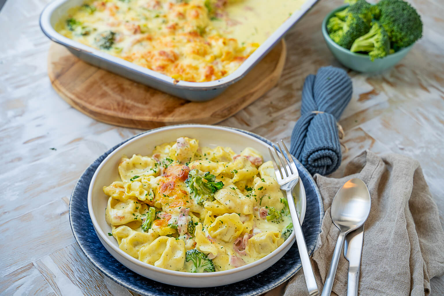 Tortellini Rezepte: Auflauf mit Tortellini, Brokkoli und Schinken, mit Käse überbacken