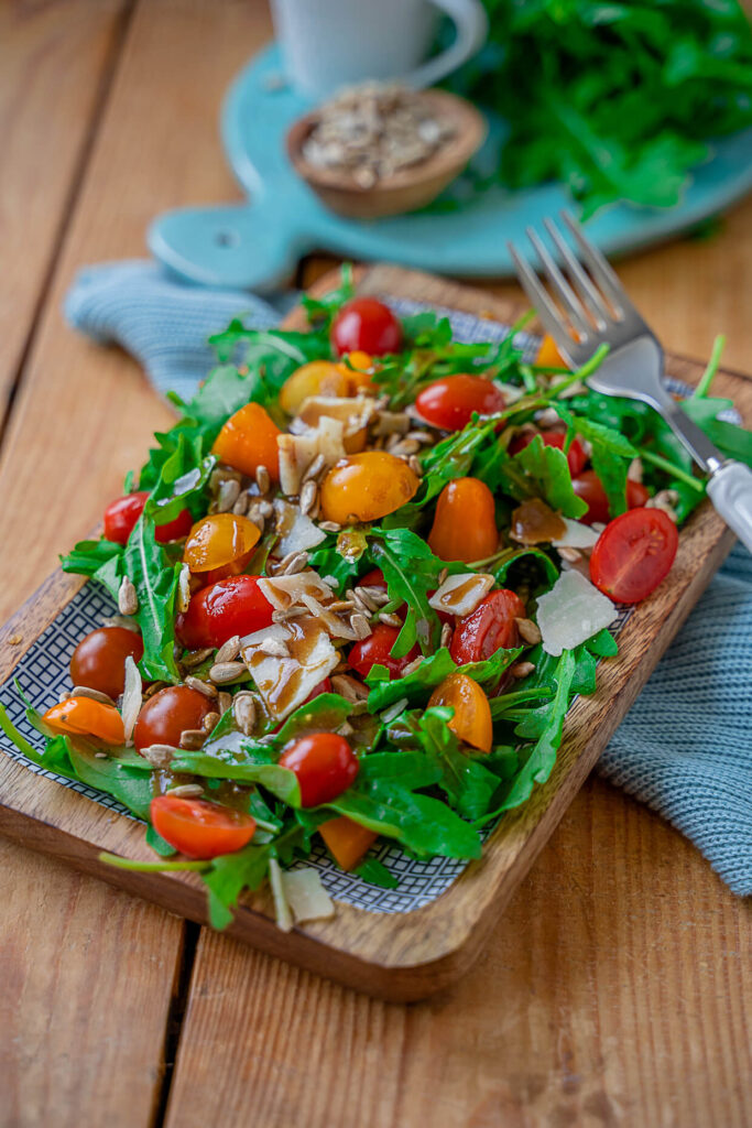 Rucola Salat mit Tomaten und Parmesan - Balsamico Dressing