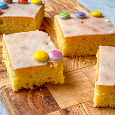 Saftiger Zitronenkuchen mit bunten Smarties