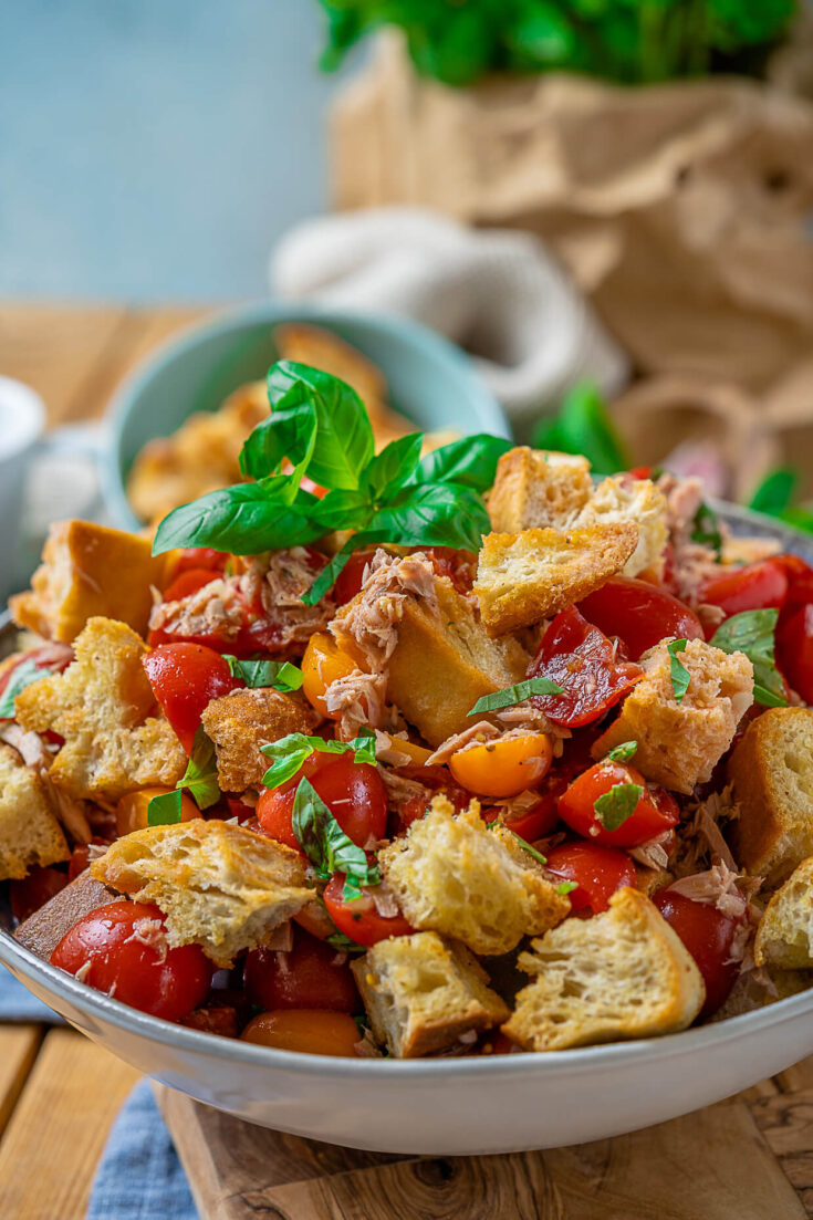 Schneller Brotsalat - mediterraner Salat mit Tomaten, Thunfisch und ... Schneller Brotsalat - mediterraner Salat mit Tomaten, Thunfisch und ...