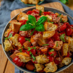 Köstlicher mediterraner Brotsalat mit Tomaten und Thunfisch
