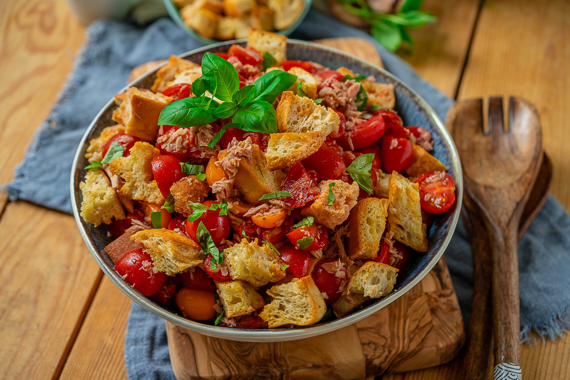 Brotsalat mit Tomaten und Thunfisch