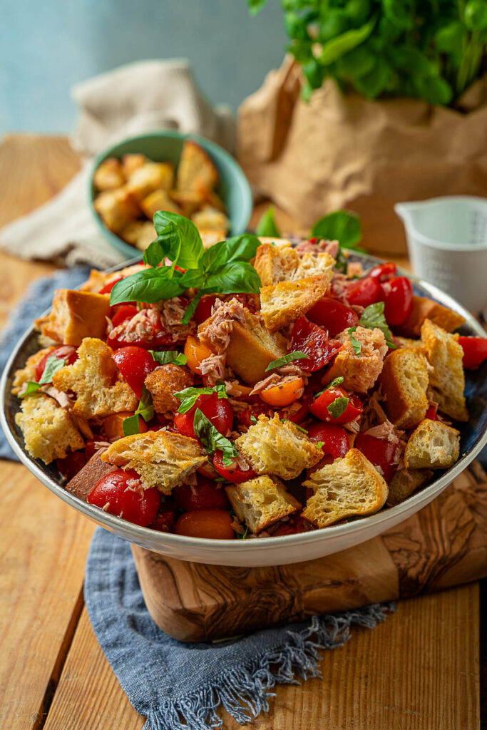 Schneller Brotsalat - mediterraner Salat mit Tomaten, Thunfisch und gerösteten Brotcroutons