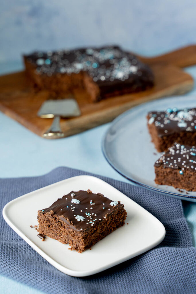 Lecker und einfach zu backen - Buttermilchkuchen backen - mit flüssiger Schokolade
