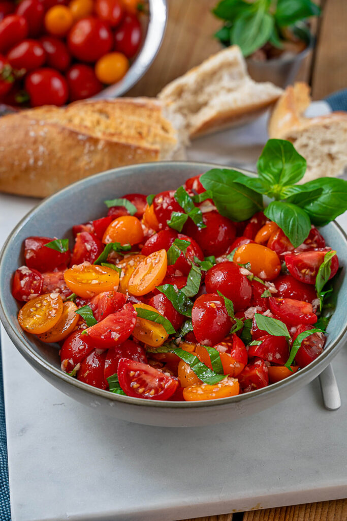 So einfach machst du einen leckeren Tomatensalat in nur 10 Minuten 