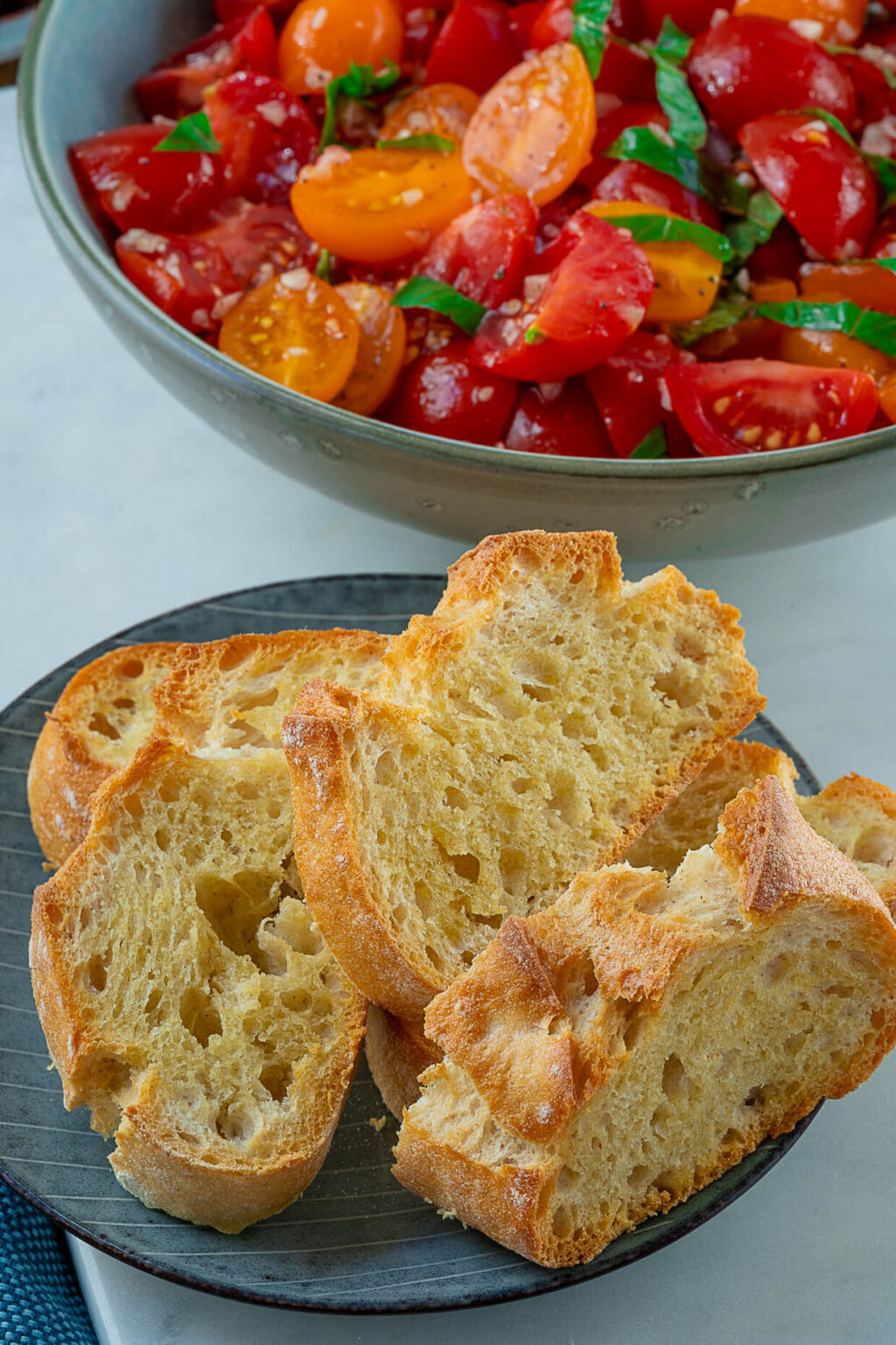 Einfacher Tomatensalat mit Basilikum und Balsamico-Dressing - Einfach ...