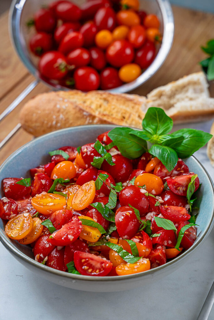 Einfaches Rezept für super leckeren Tomatensalat mit Balsamico Dressing