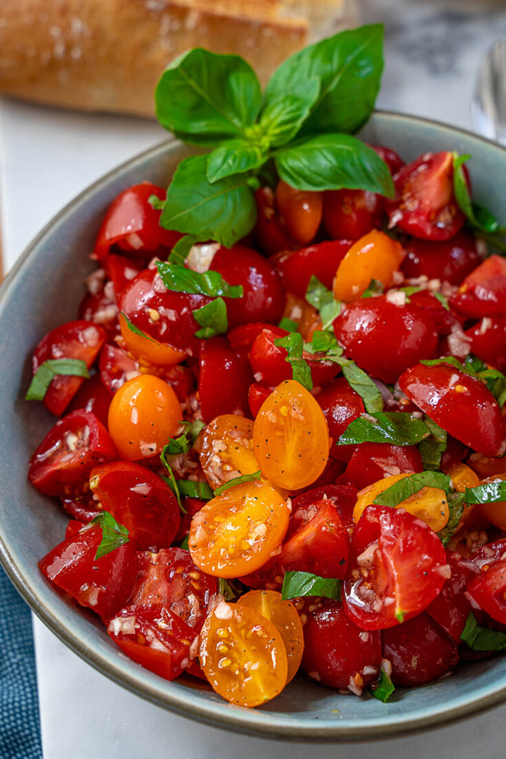 Einfacher Tomatensalat mit Basilikum und Balsamico-Dressing - Einfach ...