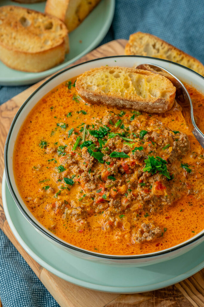 Köstliche Ajvarsuppe mit Hackfleisch