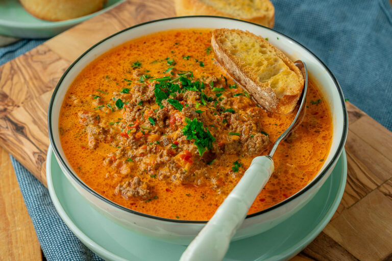 Ajvar Suppe mit Hackfleisch - 20 Minuten Rezept &amp; ultra lecker