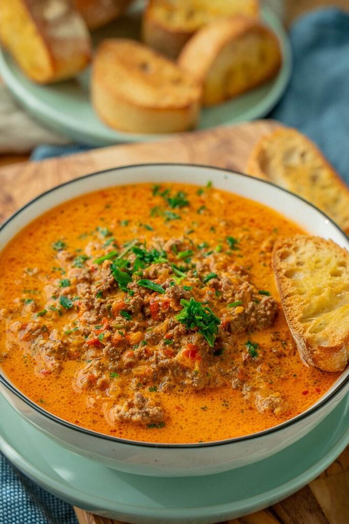 Einfache Ajvarsuppe mit Hackfleisch