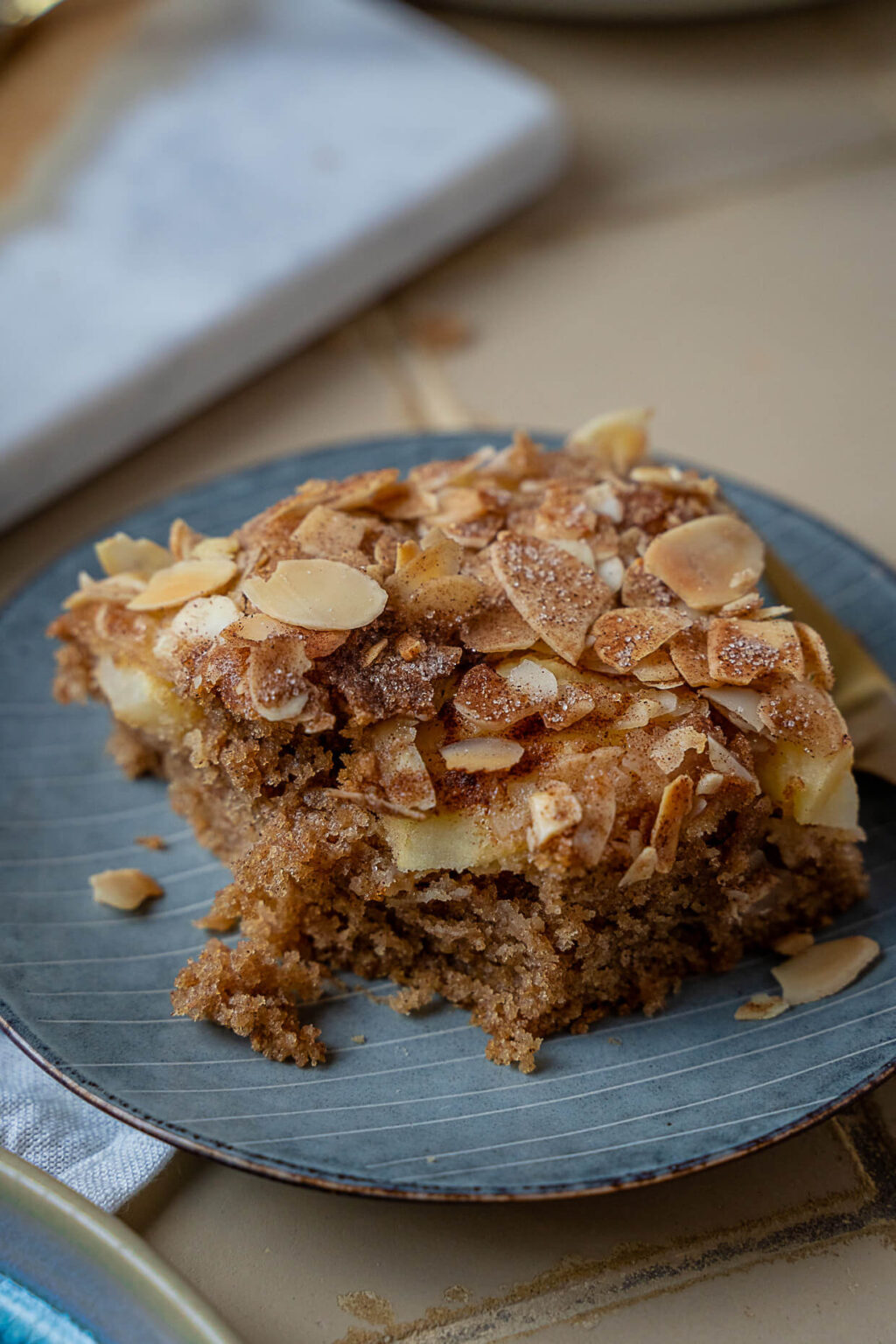 Versunkener Apfelkuchen - super saftig mit Zimt &amp; Mandeln - Einfach Malene