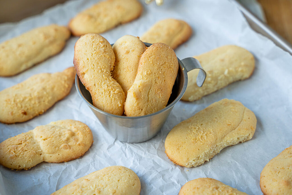 Kokoszungen aus Butter-Marzipan-Spritzgebäck