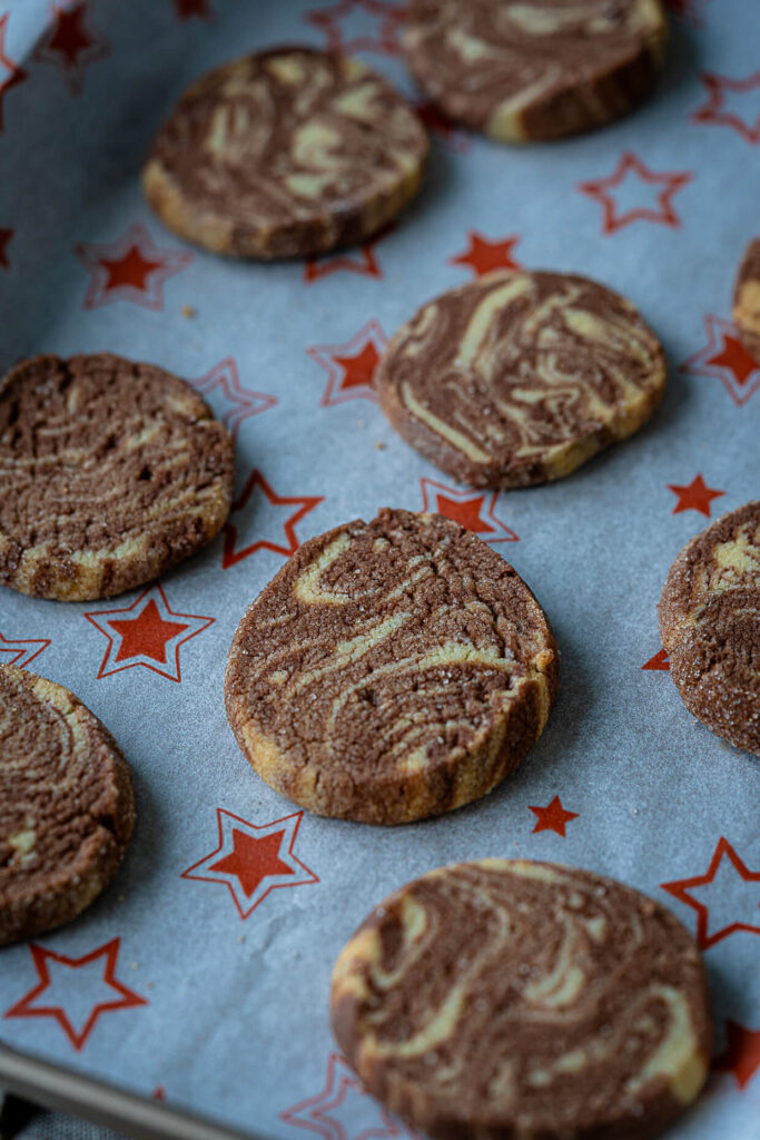 Leckere Weihnachtskekse mit hellem und dunklem Teig