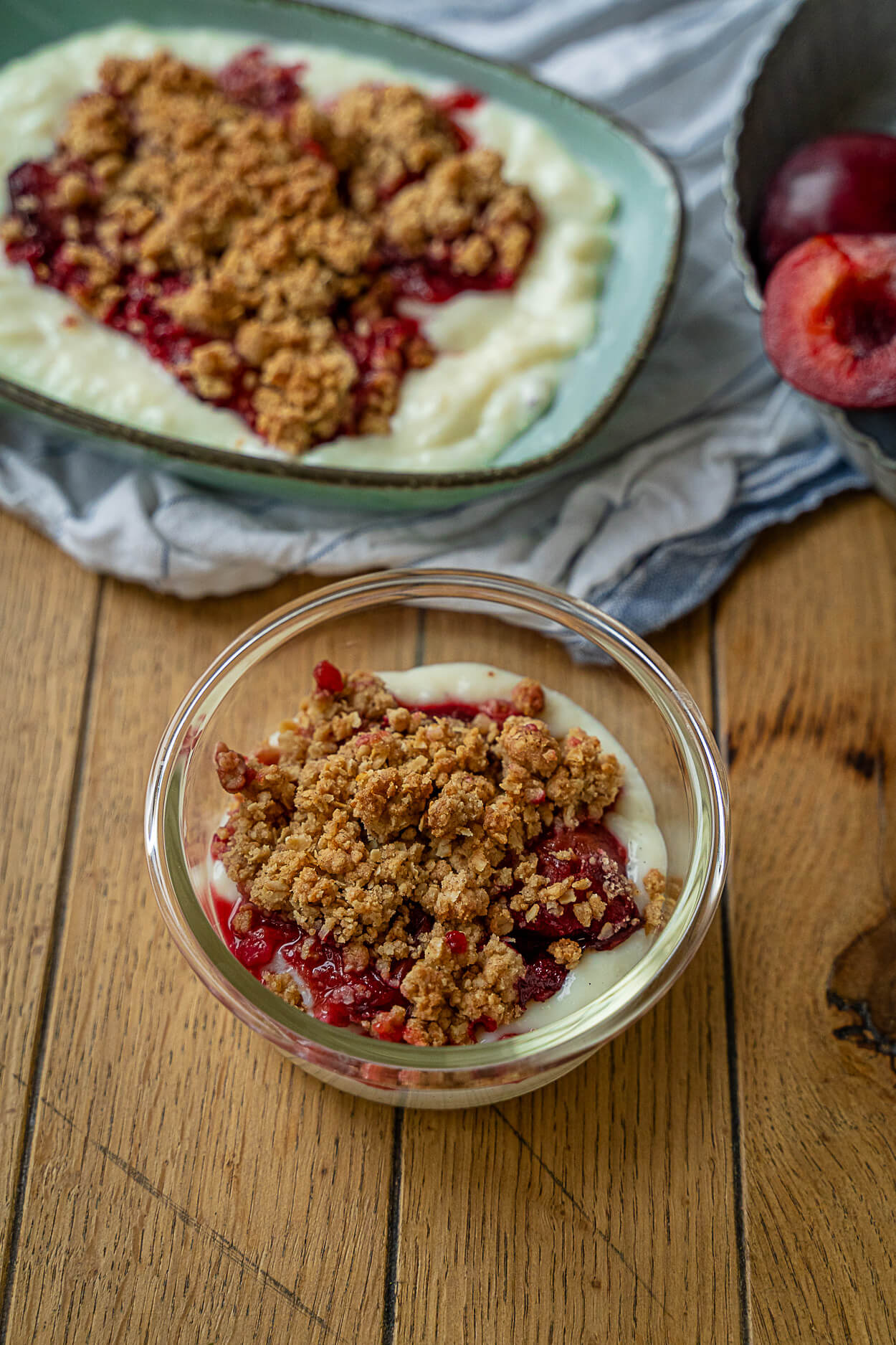 Köstlicher Zimt Pflaumen Crumble mit Vanillepudding