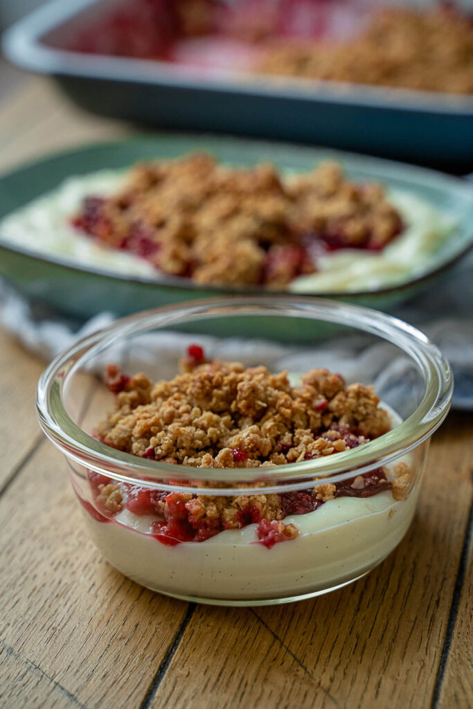 Köstlicher Zimt Pflaumen Crumble mit Vanillepudding