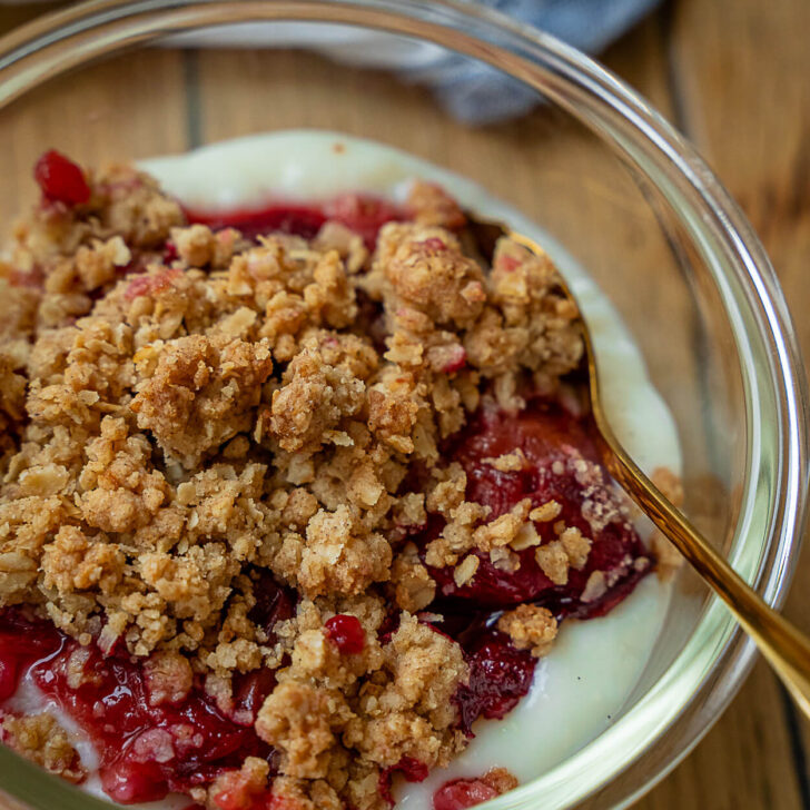 Köstlicher Zimt Pflaumen Crumble mit Vanillepudding - Einfach Malene