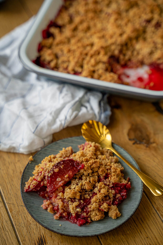 Das passt zum Pflaumen Crumble dazu: Vanillepudding, Sauce oder Eis