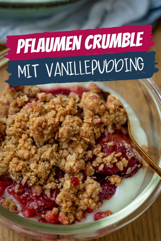 Köstlicher Zimt Pflaumen Crumble mit Vanillepudding